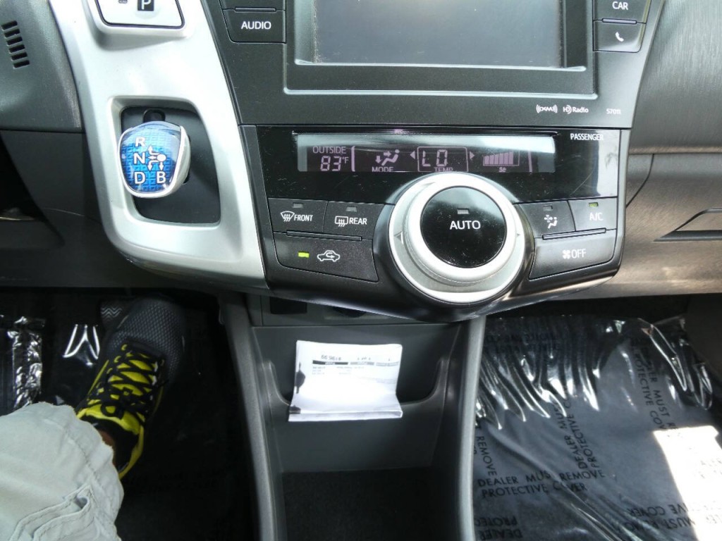 2013 Toyota Prius Image 15