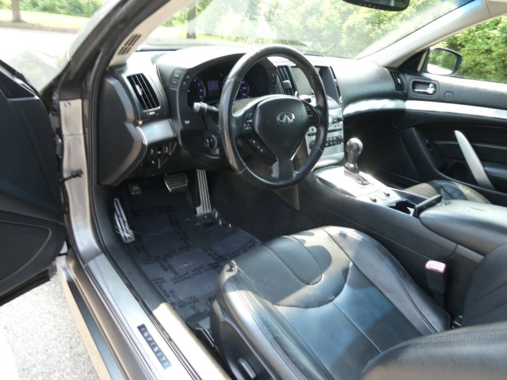 2011 INFINITI G37 Image 9