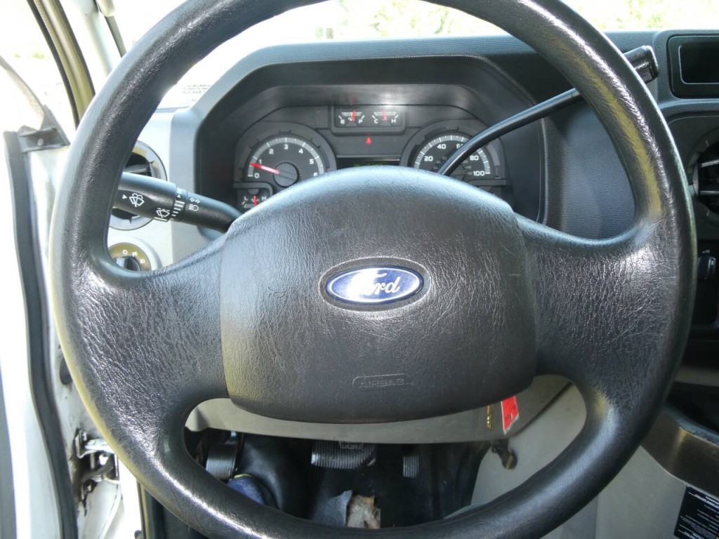 2013 Ford E-Series Image 17
