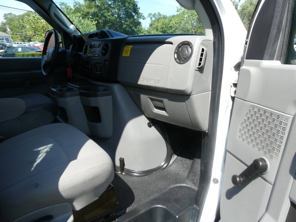 2013 Ford E-Series Image 21