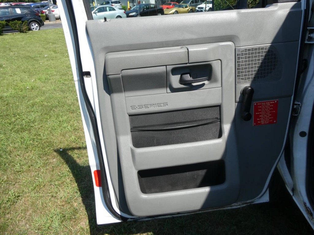 2013 Ford E-Series Image 23