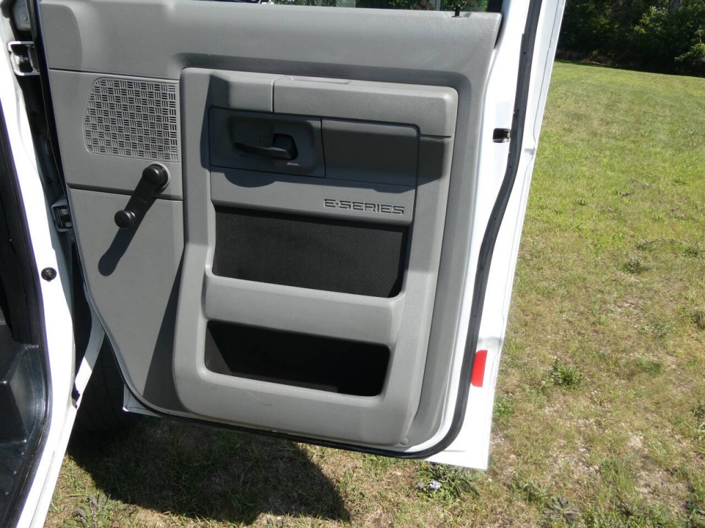 2013 Ford E-Series Image 24