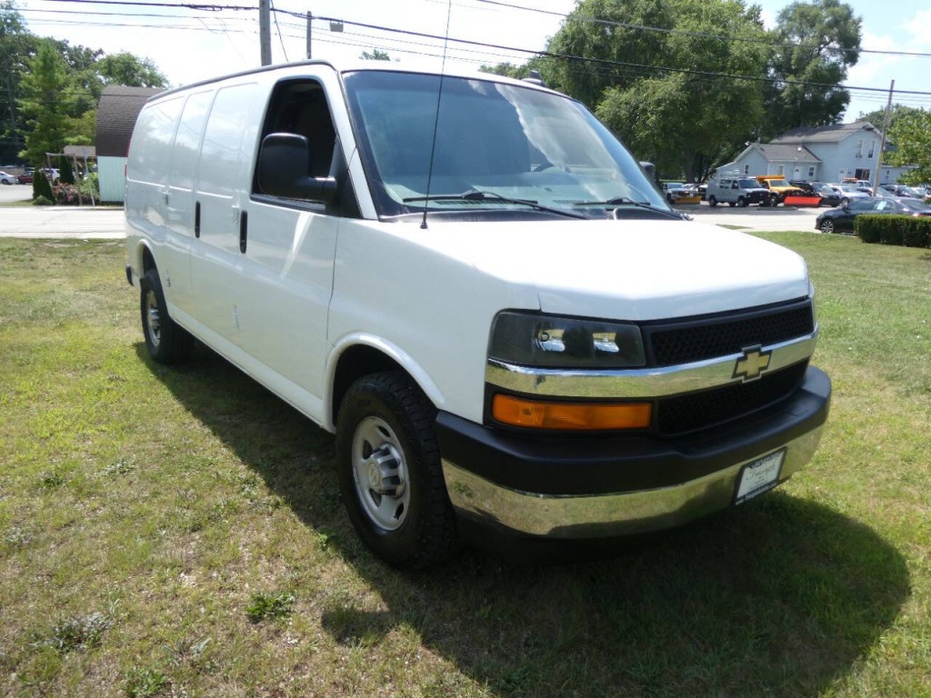 2017 Chevrolet Express Image 3