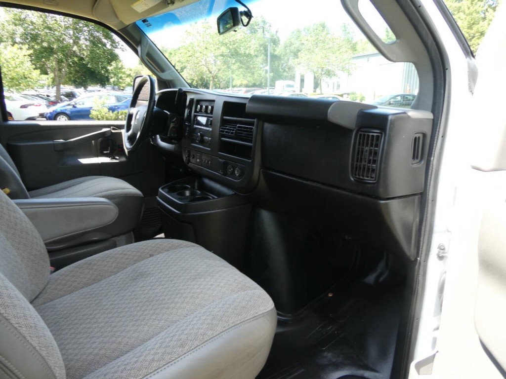 2017 Chevrolet Express Image 23