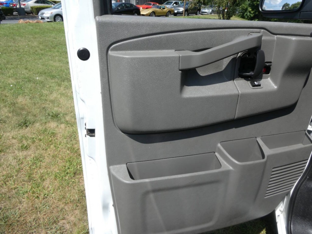2017 Chevrolet Express Image 25
