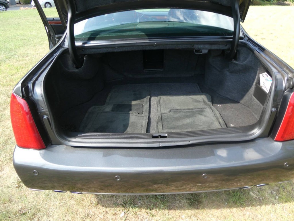 2002 Cadillac DeVille Image 8