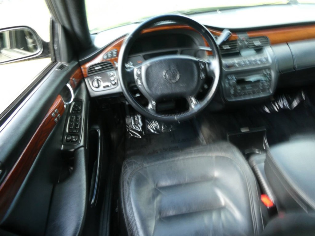 2002 Cadillac DeVille Image 11