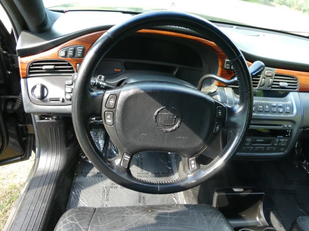 2002 Cadillac DeVille Image 12