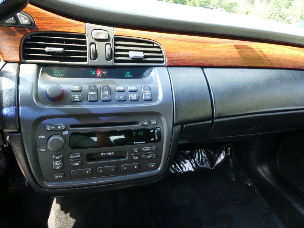 2002 Cadillac DeVille Image 16