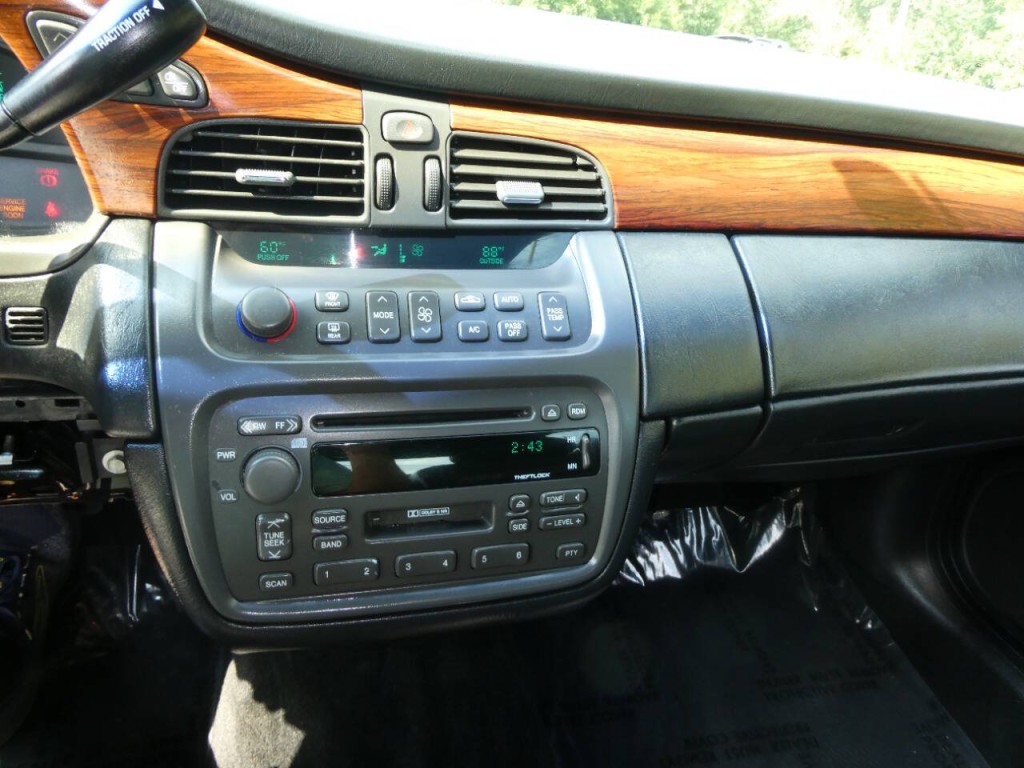 2002 Cadillac DeVille Image 17