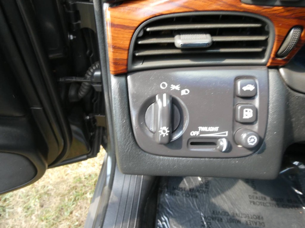 2002 Cadillac DeVille Image 18