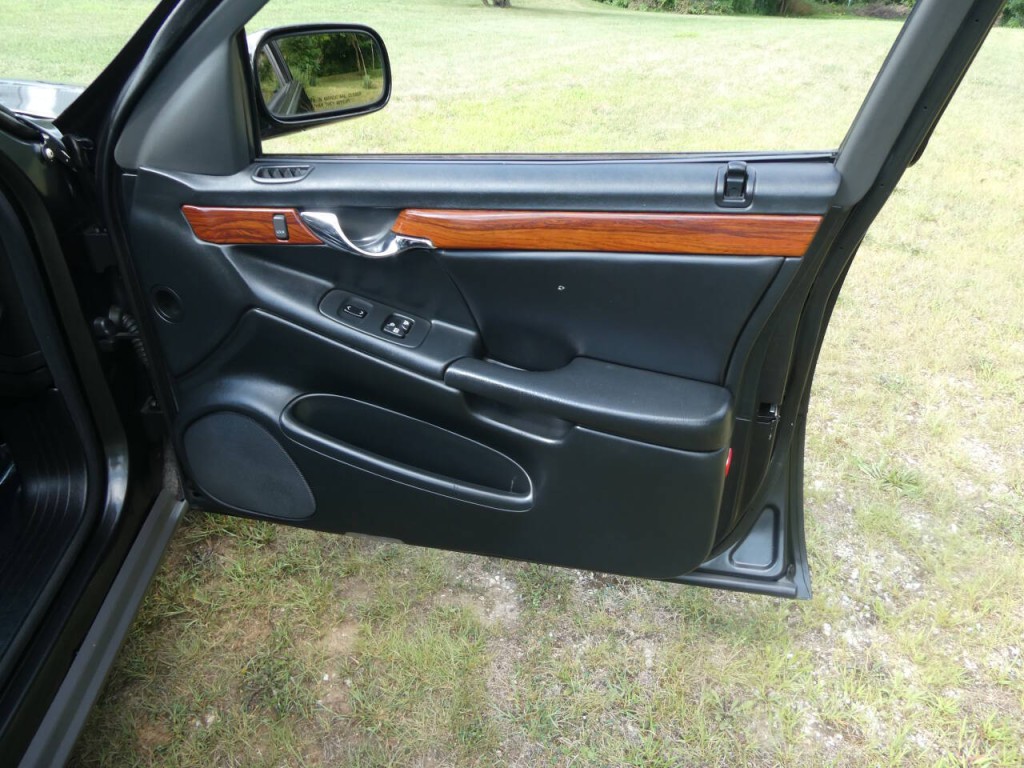 2002 Cadillac DeVille Image 24