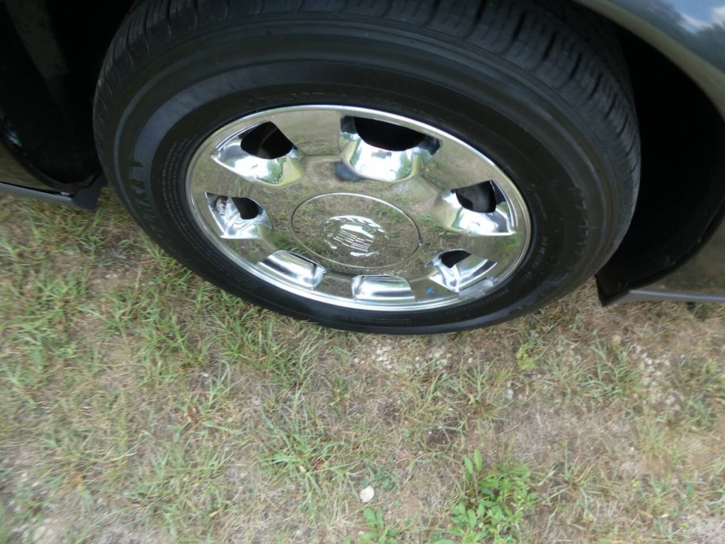2002 Cadillac DeVille Image 25