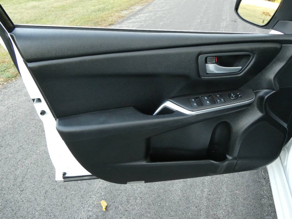 2016 Toyota Camry Image 16