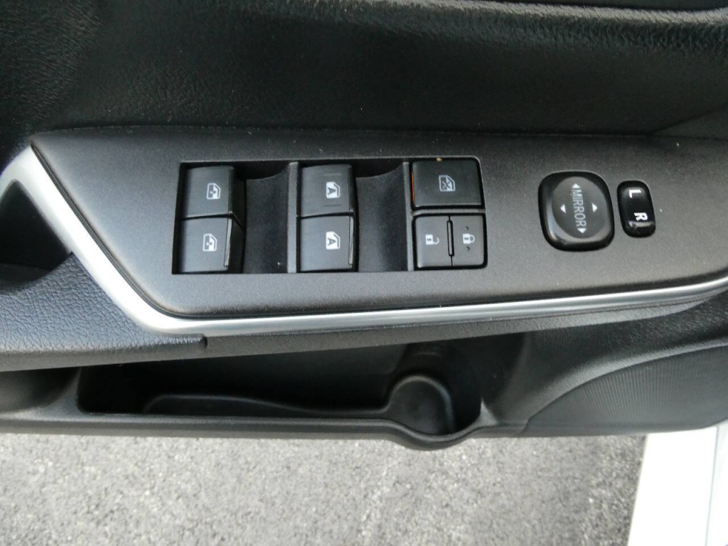 2016 Toyota Camry Image 17