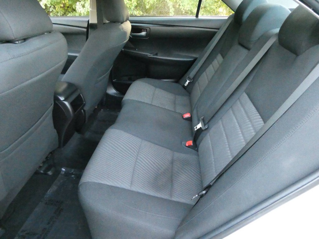 2016 Toyota Camry Image 18