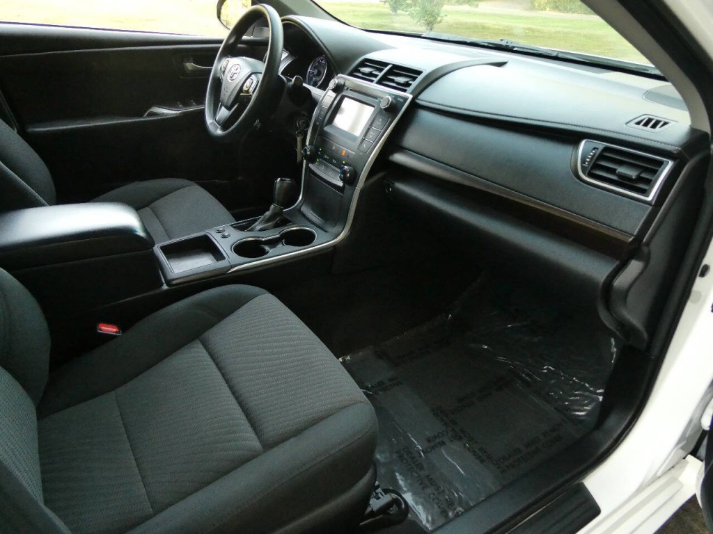 2016 Toyota Camry Image 21
