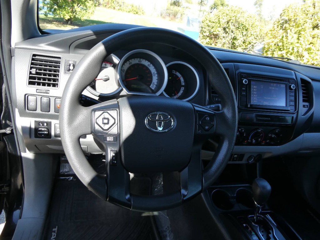 2015 Toyota Tacoma Image 12