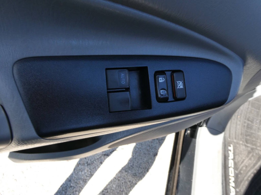 2015 Toyota Tacoma Image 21