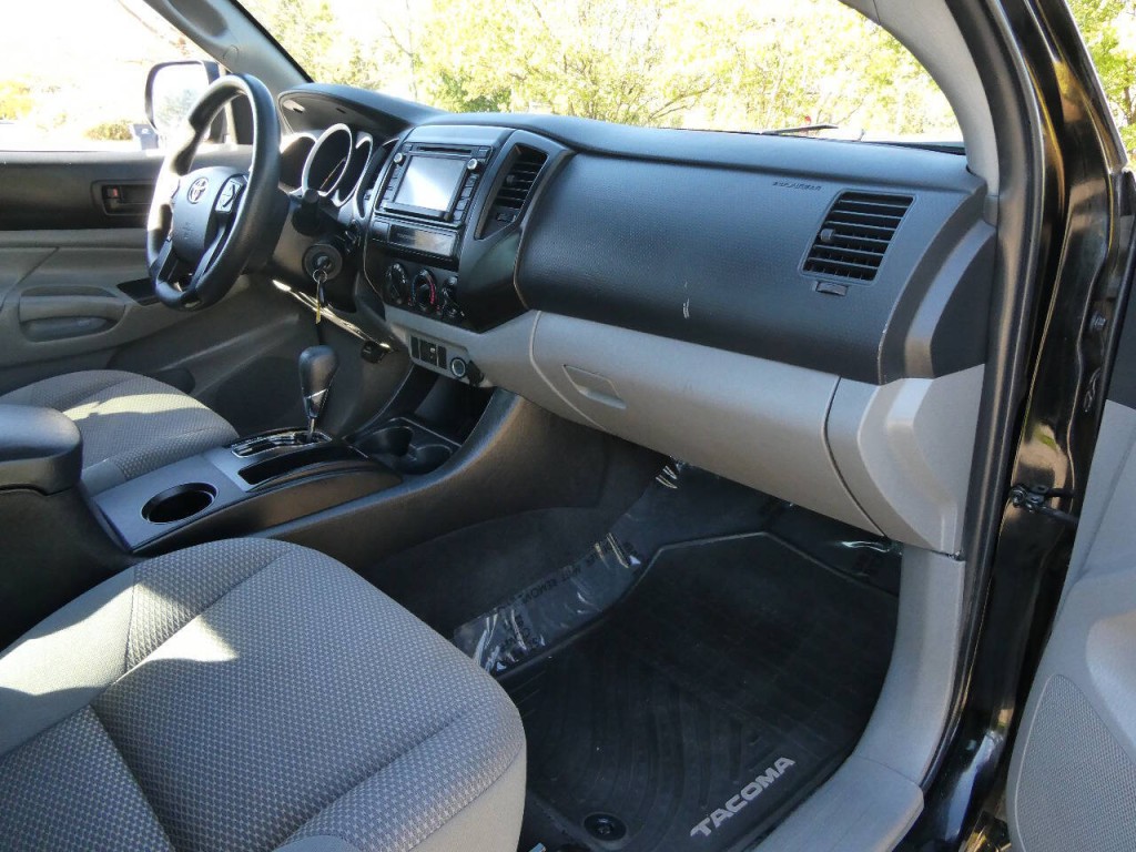 2015 Toyota Tacoma Image 23