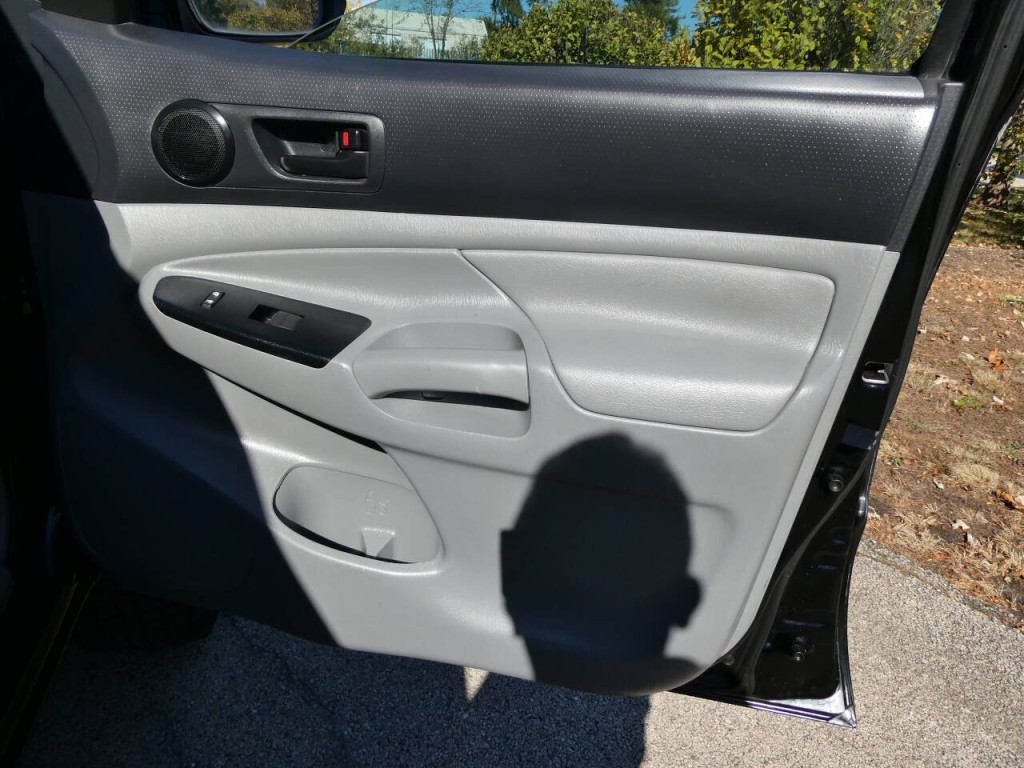 2015 Toyota Tacoma Image 25