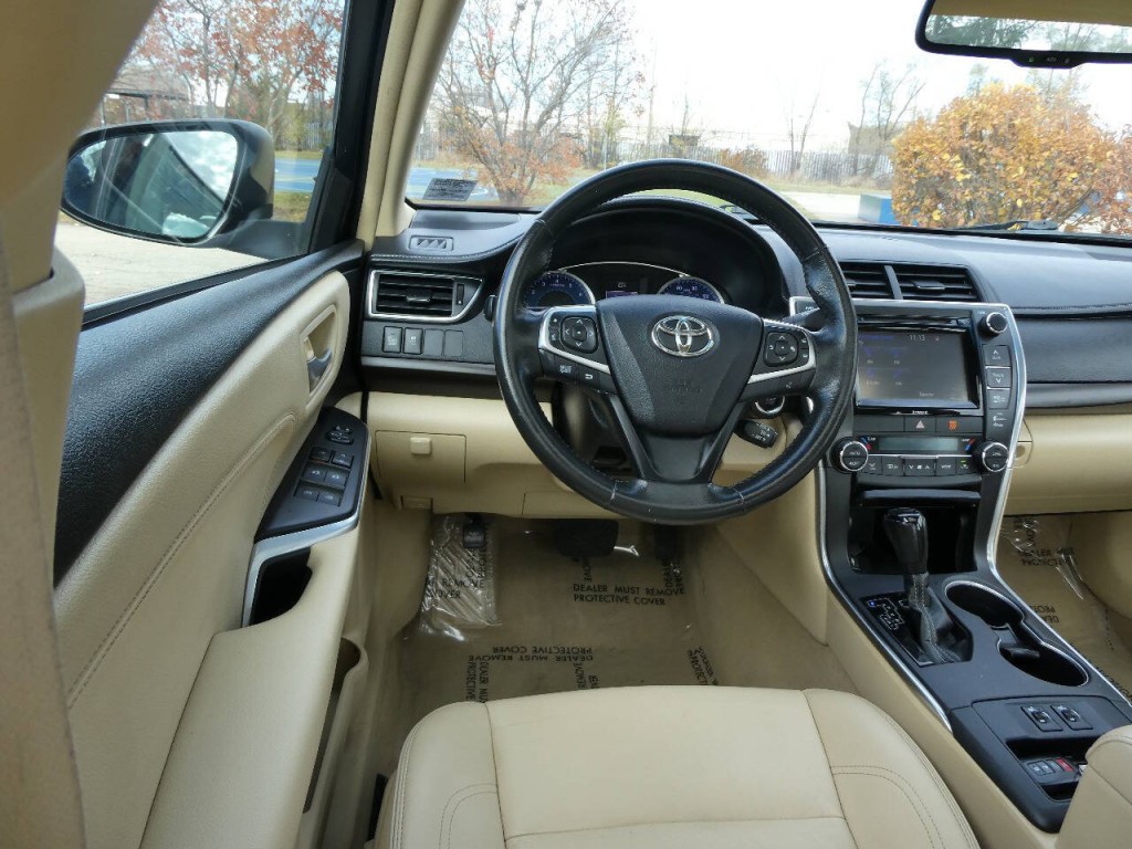 2017 Toyota Camry Image 10