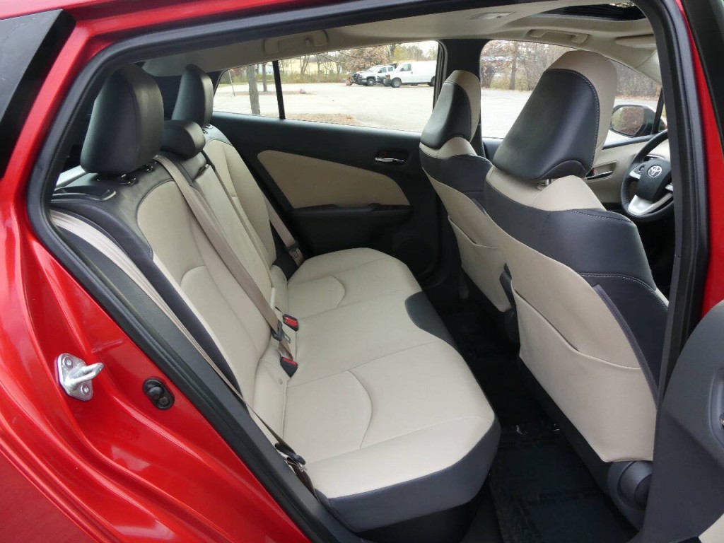 2016 Toyota Prius Image 32