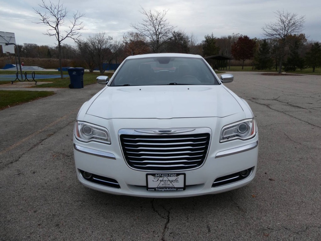2011 Chrysler 300 Image 2