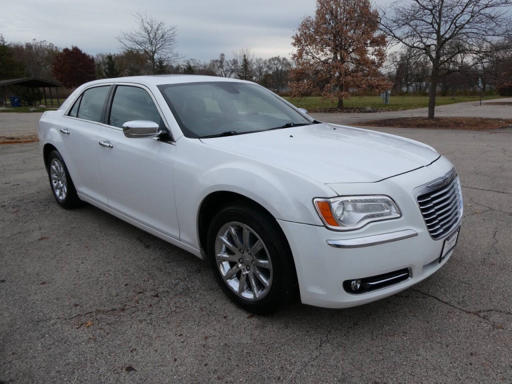 2011 Chrysler 300 Image 3