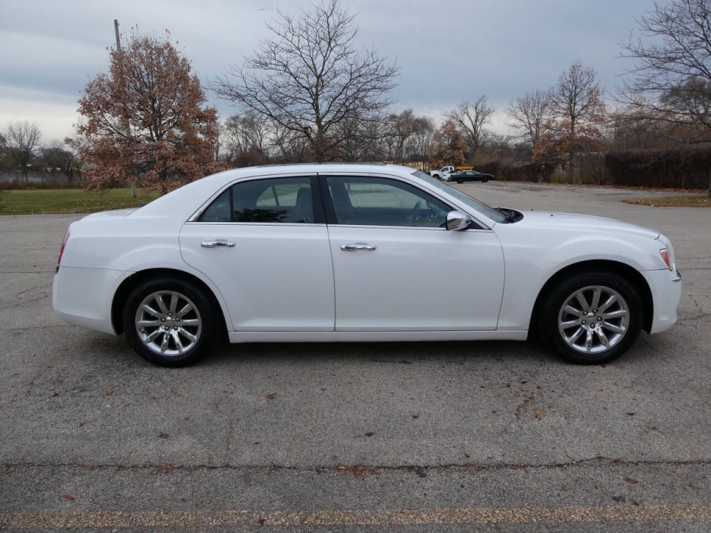 2011 Chrysler 300 Image 4