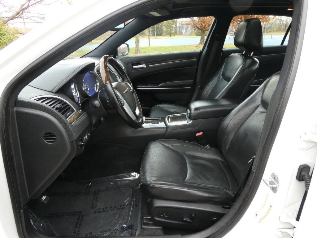 2011 Chrysler 300 Image 9