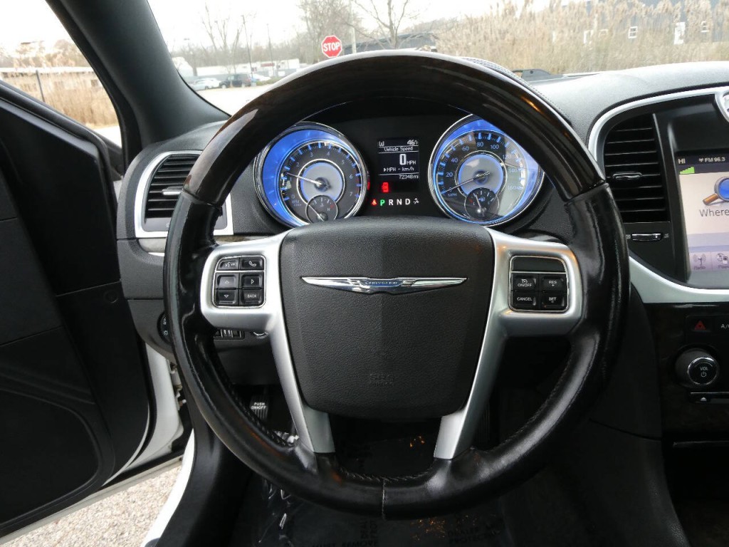 2011 Chrysler 300 Image 11