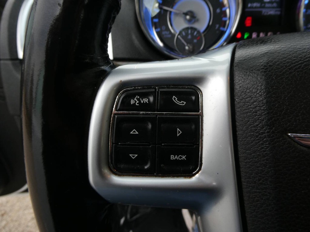 2011 Chrysler 300 Image 12