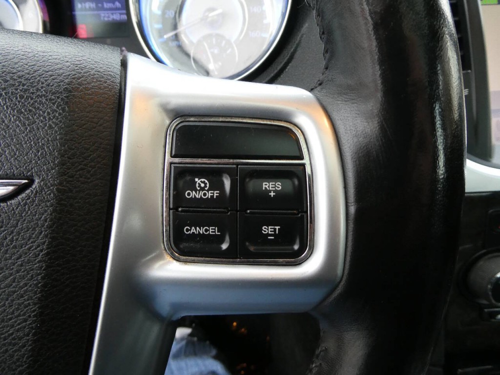 2011 Chrysler 300 Image 13