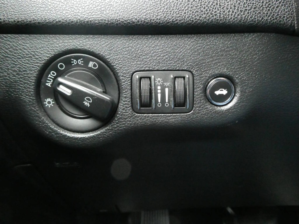 2011 Chrysler 300 Image 22