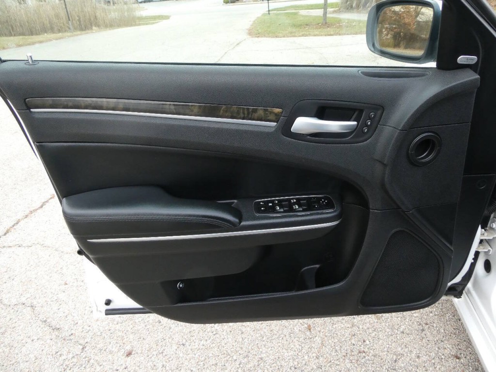 2011 Chrysler 300 Image 23