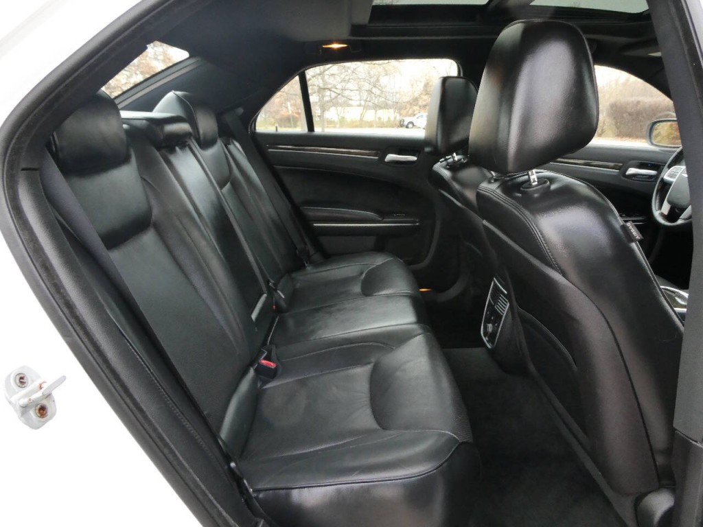 2011 Chrysler 300 Image 28