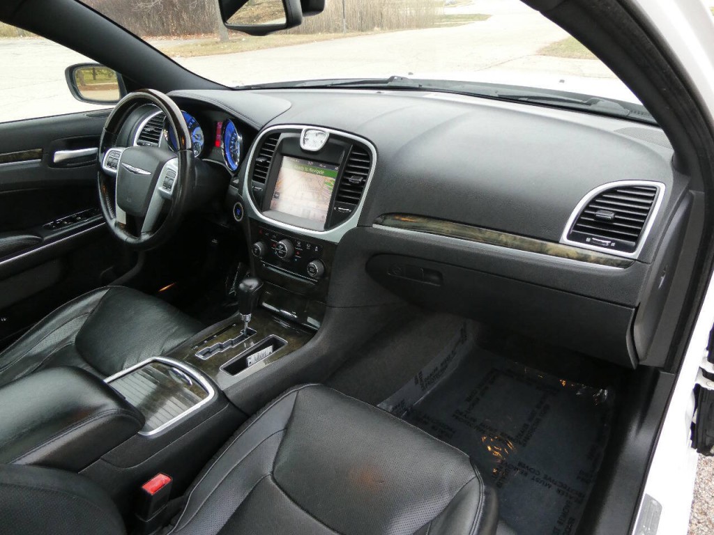 2011 Chrysler 300 Image 30