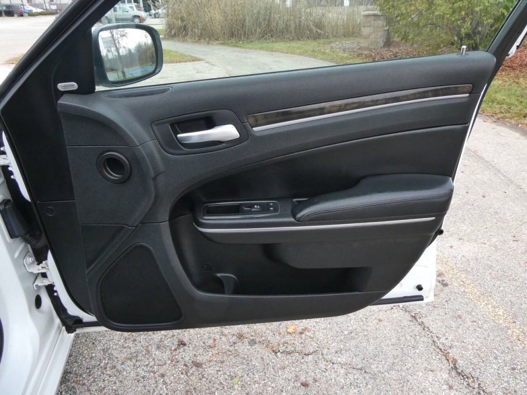 2011 Chrysler 300 Image 31