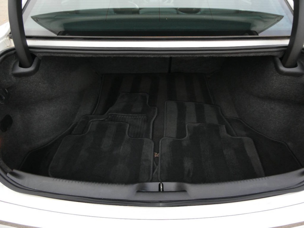 2011 Chrysler 300 Image 32