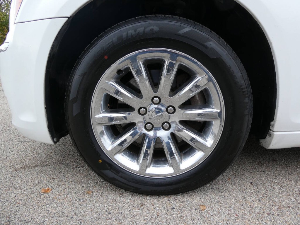 2011 Chrysler 300 Image 33