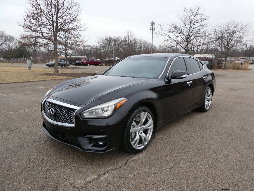 2016 INFINITI Q70 Image 1