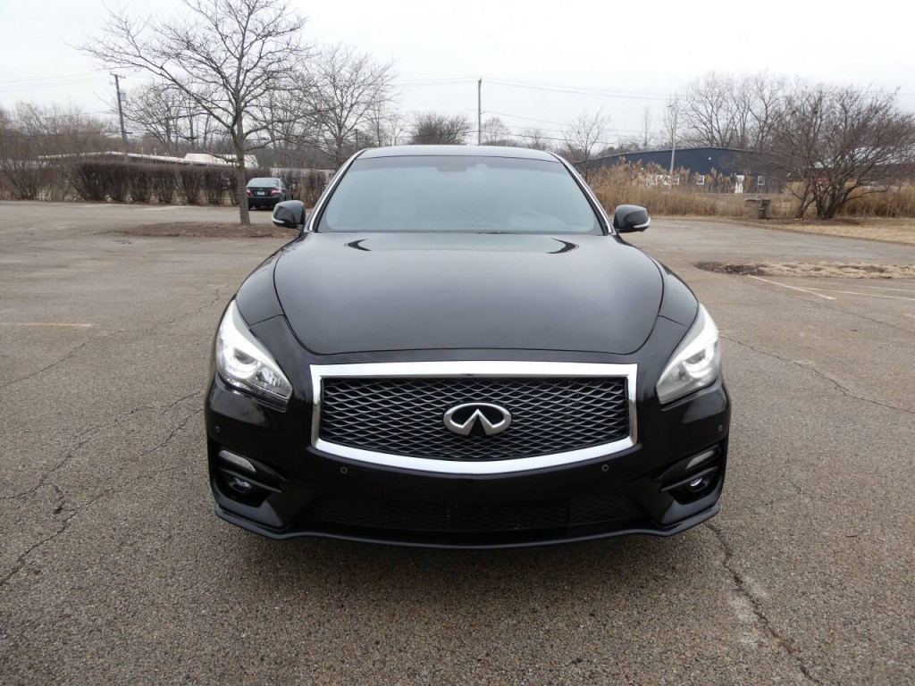 2016 INFINITI Q70 Image 2