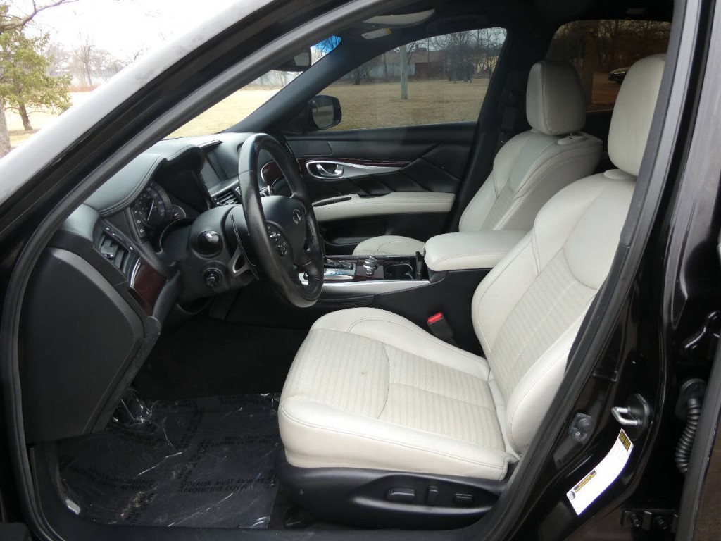 2016 INFINITI Q70 Image 9