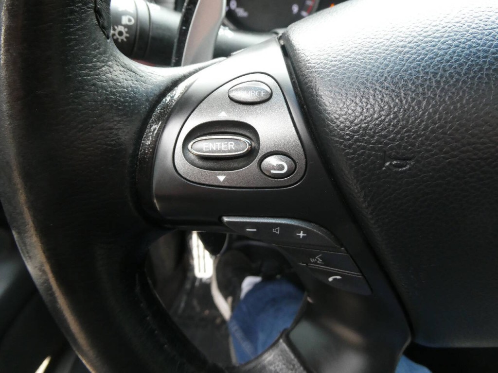 2016 INFINITI Q70 Image 12