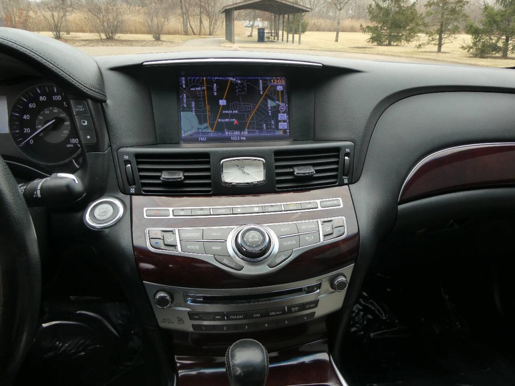 2016 INFINITI Q70 Image 17