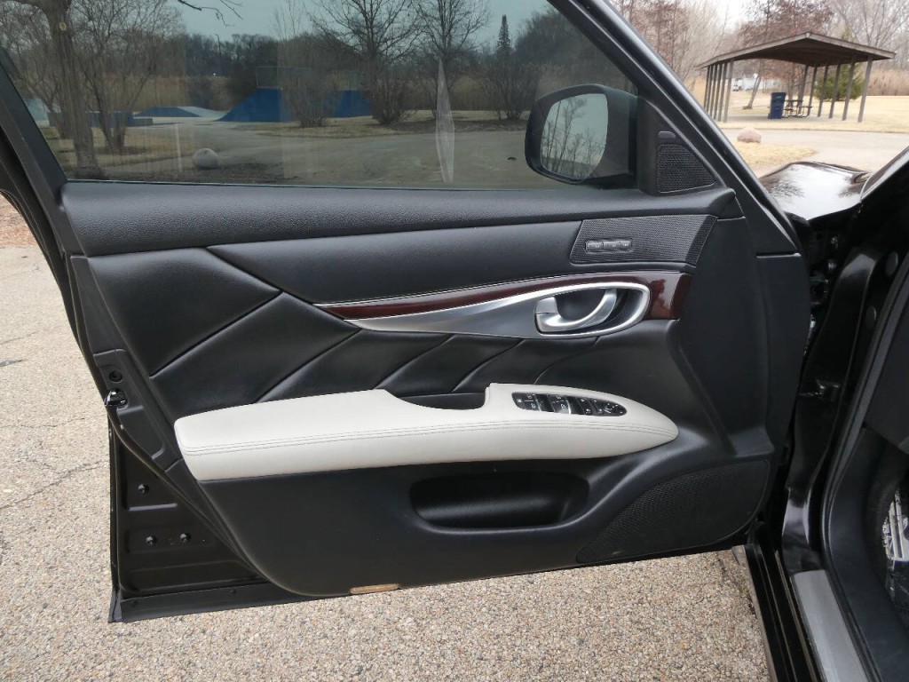 2016 INFINITI Q70 Image 26