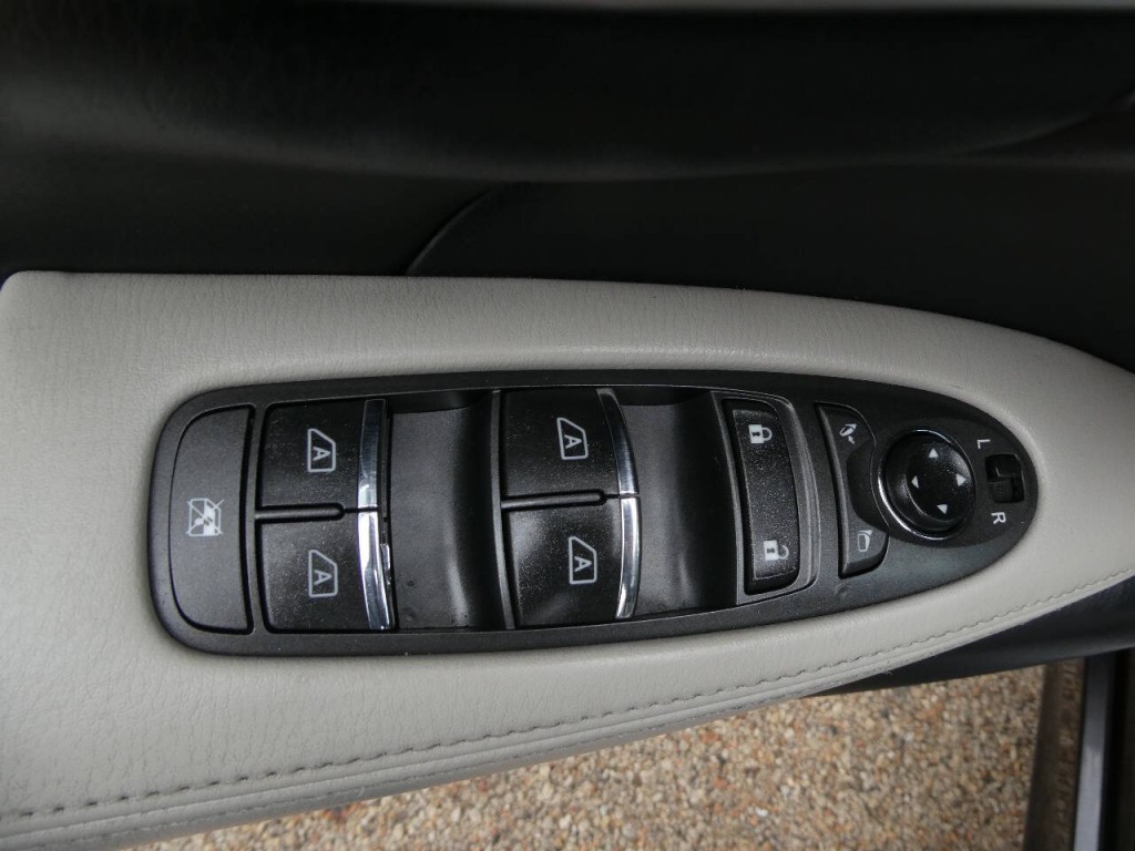 2016 INFINITI Q70 Image 27