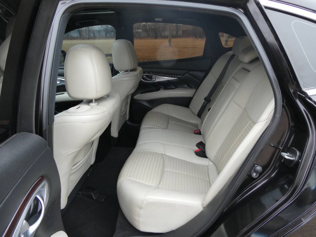 2016 INFINITI Q70 Image 28