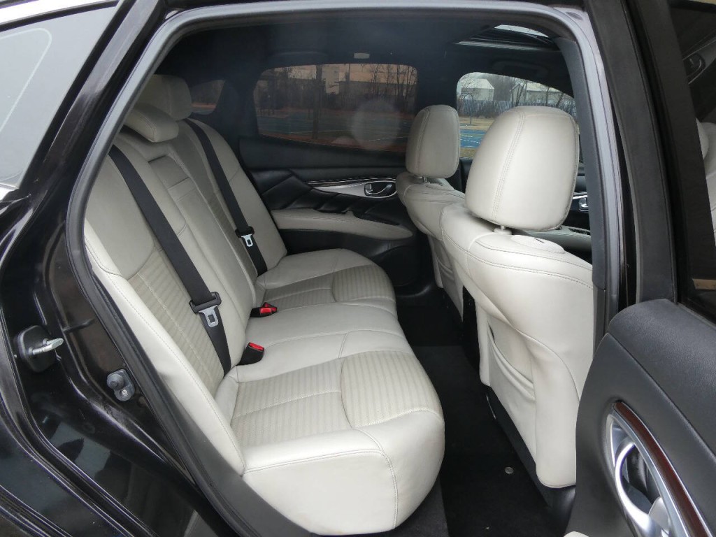 2016 INFINITI Q70 Image 29